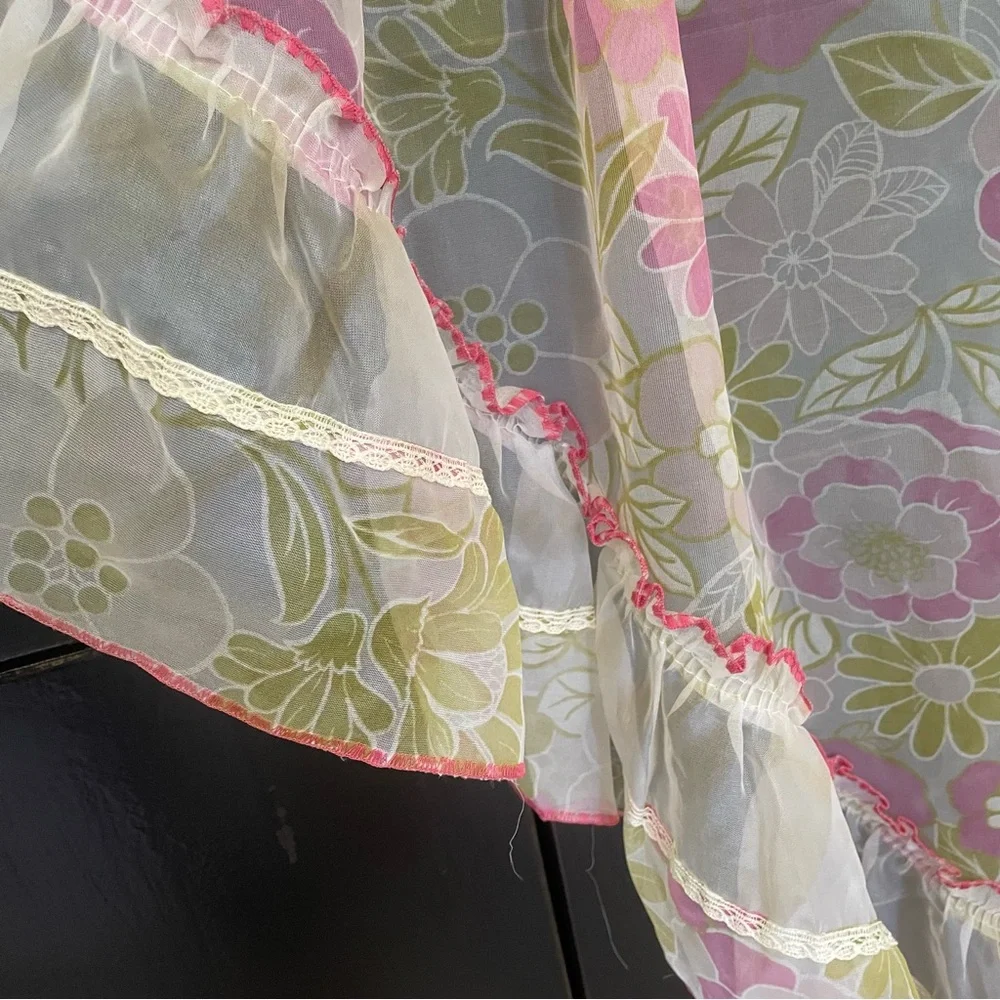 VINTAGE MID CENTURY SEMI SHEER  FLORAL VALANCE  41” L X 104” W X 16” L Middle